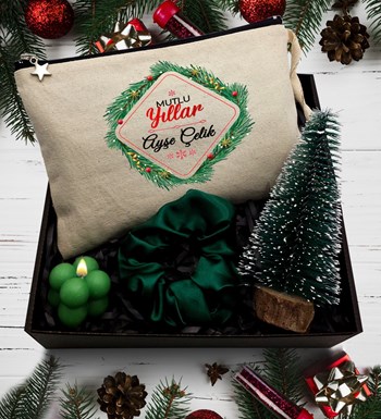 Lilyana Flowers - Yılbaşına Özel Çam Ağacı & Kişiye Özel Kanvas Makyaj Çantası & Toka & Bubble Mum Hediye Seti