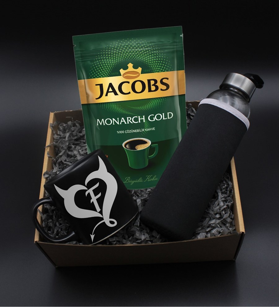 Sevgililer Gününe Özel H2O Kılıflı Cam Suluk& Kişiye Özel Baş Harf ve Özel Kalp Tasarımlı Siyah Kupa & Jacobs Monarch Kahve Hediye Seti (Model 1)