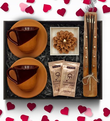 Lilyana Flowers - Sevgililer Günü Temalı Çömlek Fincan Takımı & Çiçek Mum & Çubuk Tütsü & Mehmet Efendi Türk Kahvesi Hediye Seti