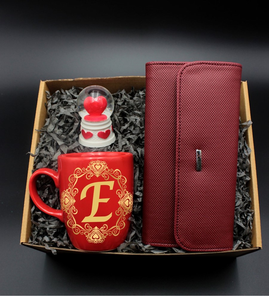 Sevgililer Gününe Özel, Kişiye Özel Harf Baskılı Kırmızı Kupa & Kalpli Kar Küresi & Kırmızı Kadın Cüzdanı Hediye Seti (Model 2)