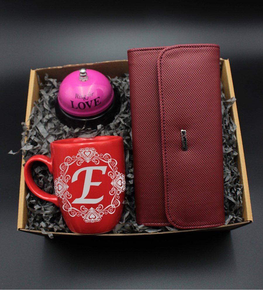 Sevgililer Gününe Özel, Kişiye Özel Baş Harf Baskılı Kırmızı Kupa & Aşk Zili & Kırmızı Kadın Cüzdanı Hediye Seti (Model 1)