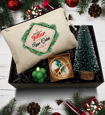 Lilyana Flowers - Yılbaşına Özel Çam Ağaç & Kişiye Özel Kanvas Makyaj Çantası& Kokulu Sabun & Bubble Mum Hediye Seti