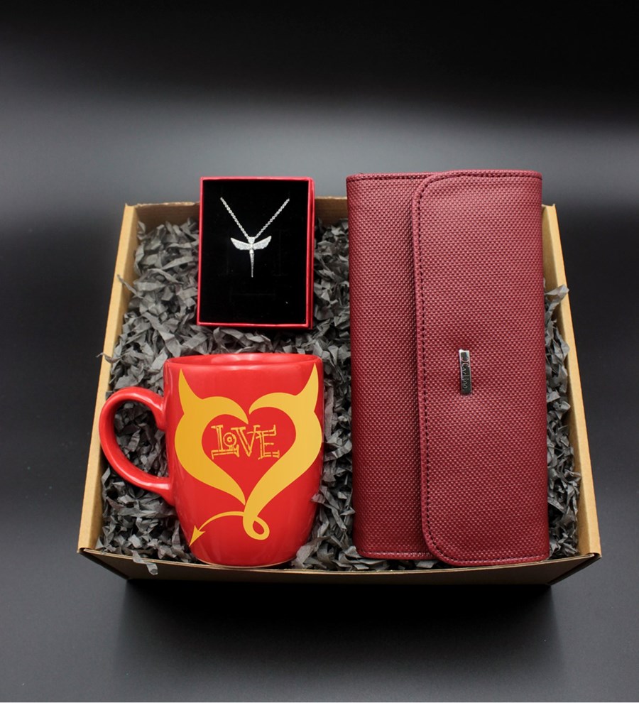 Sevgililer Gününe Özel, Kalpli Love Baskılı Kırmızı Kupa & Gümüş Kaplama Melek Kolye & Kırmızı Kadın Cüzdanı Hediye Seti (Model 2)