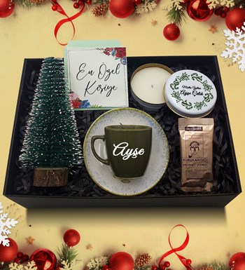 Lilyana Flowers - Yılbaşına Özel Çam Ağacı & Kişiye Özel Haki Fincan & Beyaz Metal Kutulu Mum & Türk Kahvesi Hediye Seti