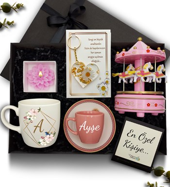 Lilyana Flowers - Pembe Fincan & Atlı Karınca & Kupa & Papatya Anahtarlık & Mum Hediye Seti