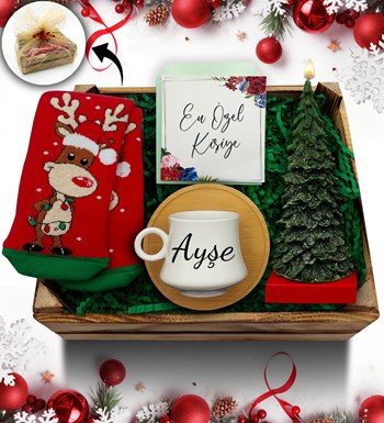 Mini Kasa İçerisinde Çam Ağacı Mum & Kişiye Özel Beyaz Fincan & Yılbaşı Çorabı Hediye Seti