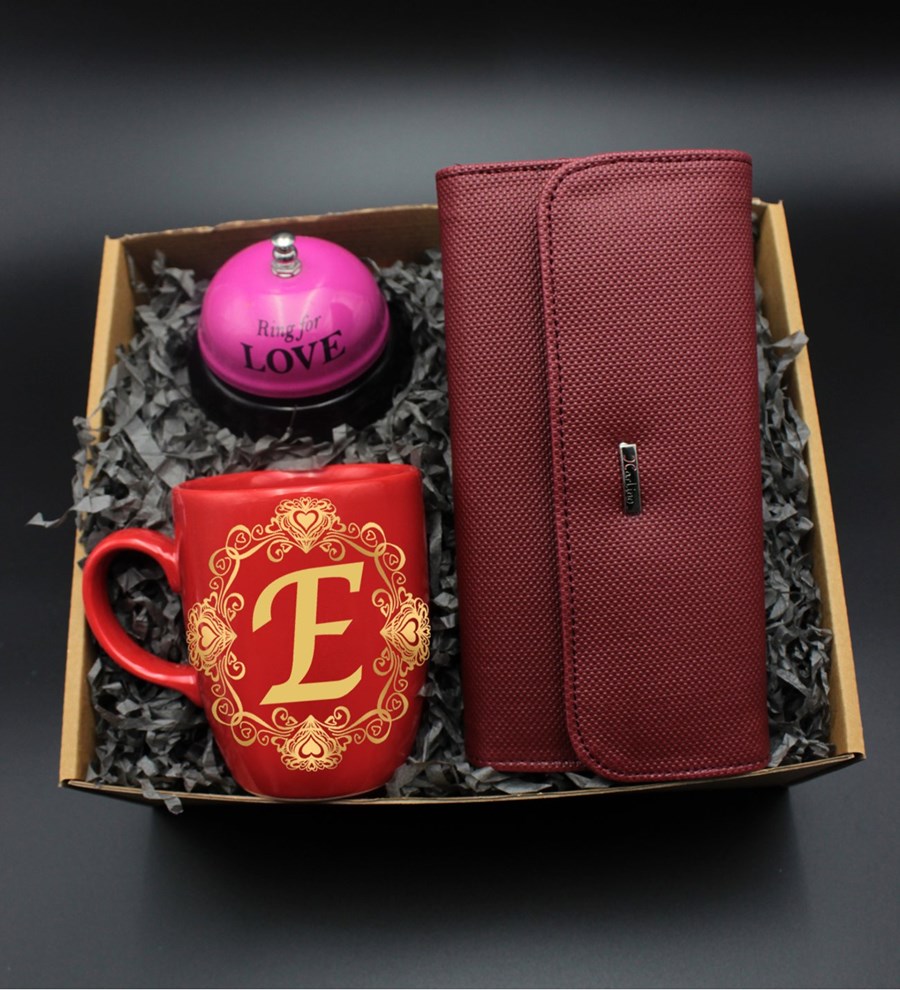 Sevgililer Gününe Özel, Kişiye Özel Baş Harf Baskılı Kırmızı Kupa & Aşk Zili & Kırmızı Kadın Cüzdanı Hediye Seti (Model 2)