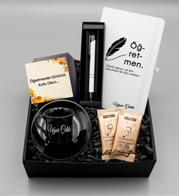 Öğretmenler Gününe Özel Tasarımlı İsim Soy İsimli Beyaz Defter & Kişiye Özel Siyah Fincan & Beyaz Roller Kalem & Mehmet Efendi Türk Kahvesi Hediye Seti