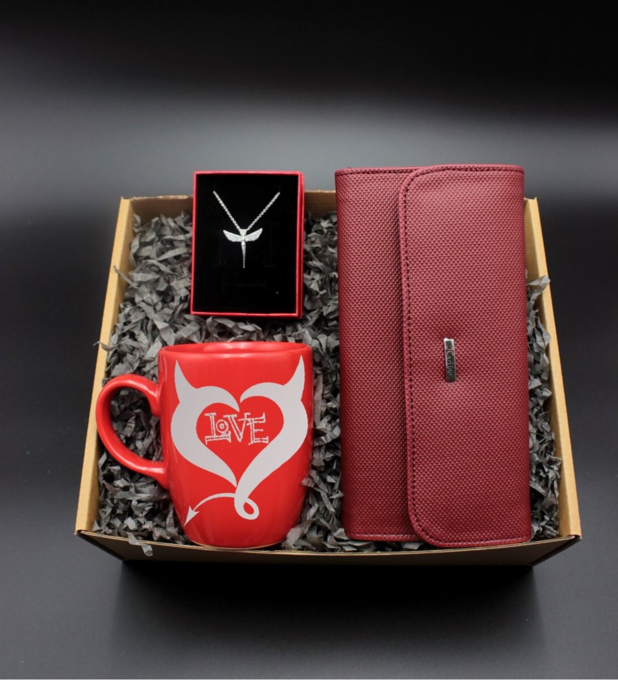 Sevgililer Gününe Özel, Kalpli Love Baskılı Kırmızı Kupa & Gümüş Kaplama Melek Kolye & Kırmızı Kadın Cüzdanı Hediye Seti (Model 1)