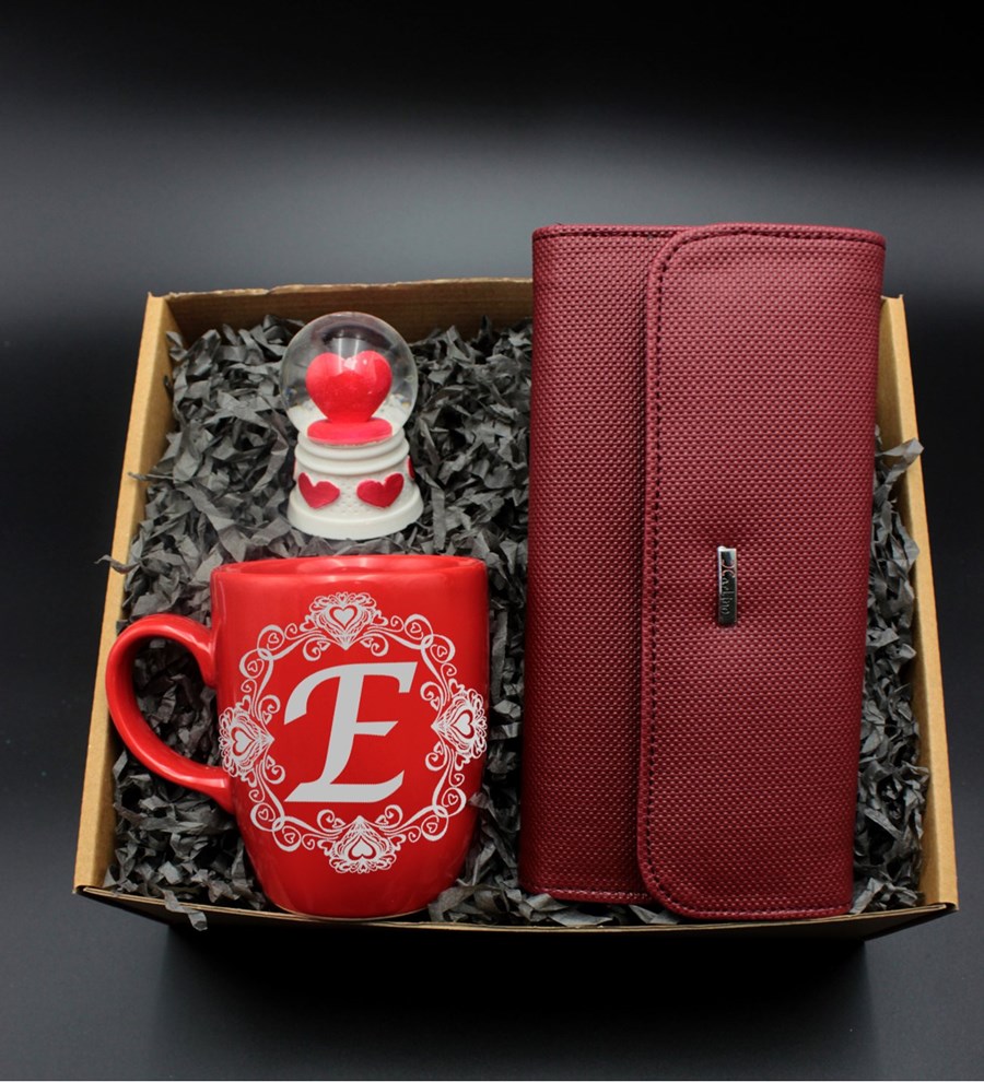 Sevgililer Gününe Özel, Kişiye Özel Harf Baskılı Kırmızı Kupa & Kalpli Kar Küresi & Kırmızı Kadın Cüzdanı Hediye Seti (Model 1)