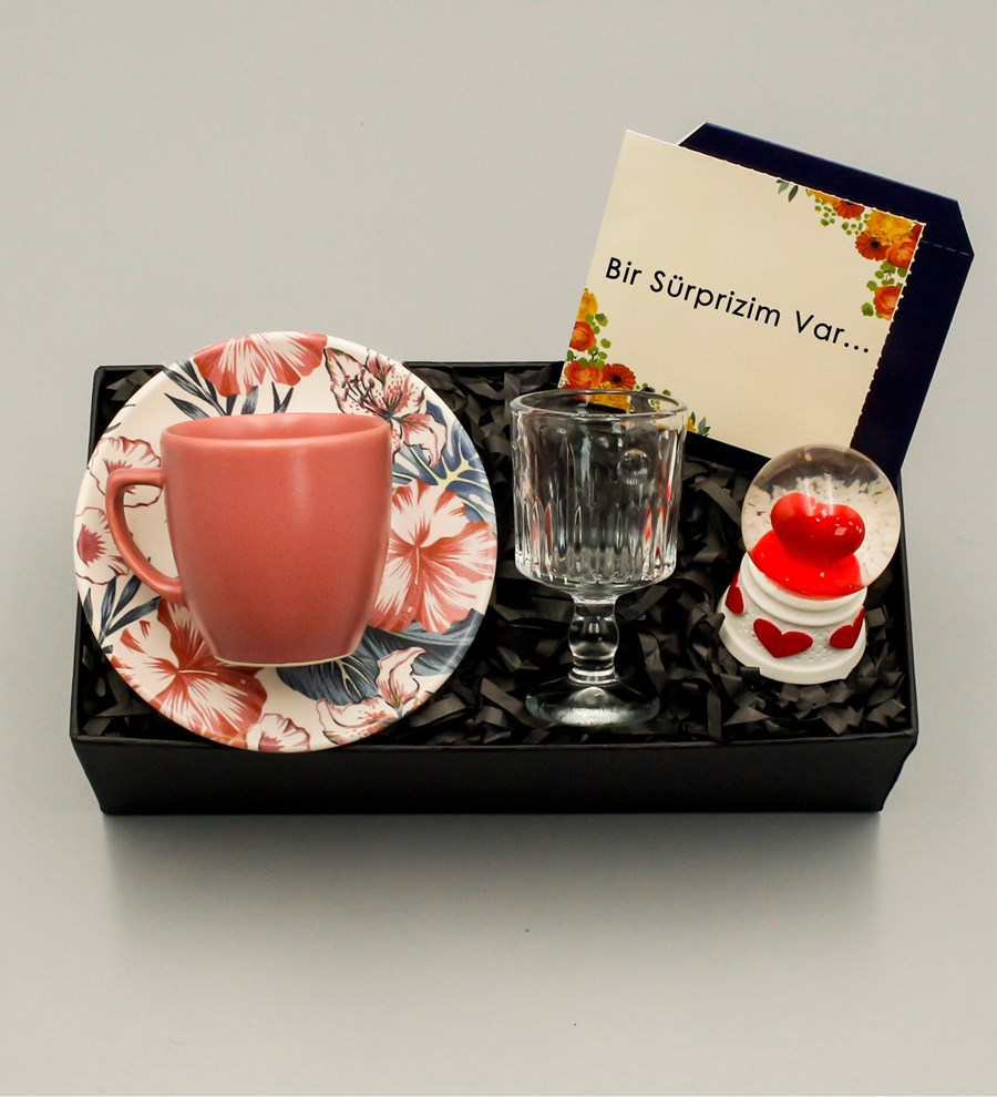 Pembe Renginde Fincan & Kahve Yanı Cam Su Bardağı & Kalp Kar Küresi Hediye Seti