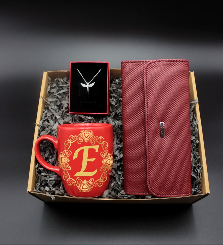 Sevgililer Gününe Özel, Kişiye Özel Baş Harf Baskılı Kırmızı Kupa & Gümüş Kaplama Melek Kolye & Kırmızı Kadın Cüzdanı Hediye Seti (Model 2)