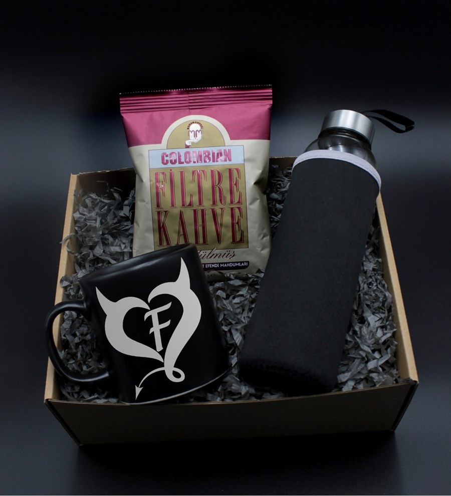 Sevgililer Gününe Özel H2O Kılıflı Cam Suluk& Kişiye Özel Gümüş Baş Harf ve Özel Kalp Tasarımlı Siyah Kupa & Colombian Filtre Kahve Hediye Seti