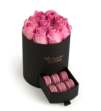 Yuvarlak Küçük Siyah Kutuda Macaronlu Pembe Gül