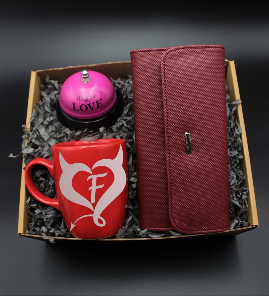 Sevgililer Gününe Özel, Kişiye Özel Kalp Baskılı Kırmızı Kupa & Aşk Zili & Kırmızı Kadın Cüzdanı Hediye Seti (Model 1)