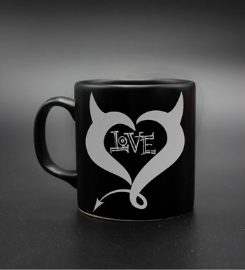 Sevgililer Gününe Özel Gold & Gümüş Kalpli Love Baskılı Siyah Kupa (Model 1)