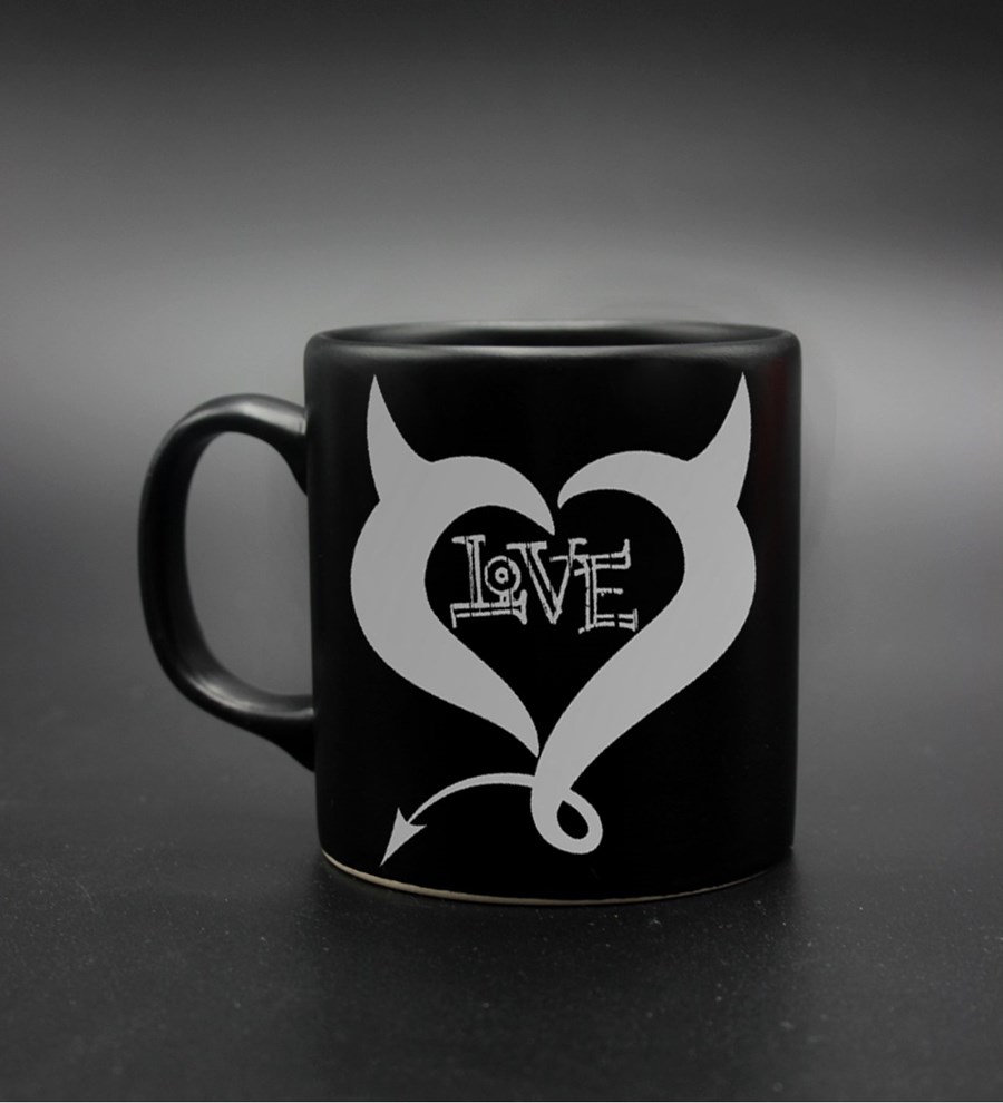 Sevgililer Gününe Özel Gold & Gümüş Kalpli Love Baskılı Siyah Kupa (Model 1)