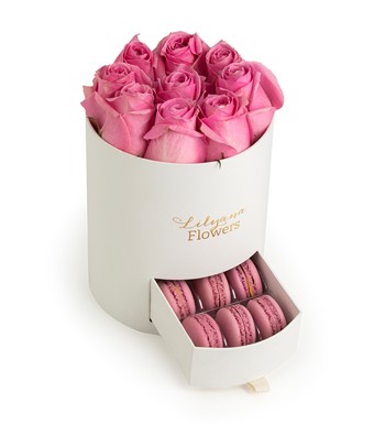 Yuvarlak Küçük Beyaz Kutuda Macaronlu Pembe Gül
