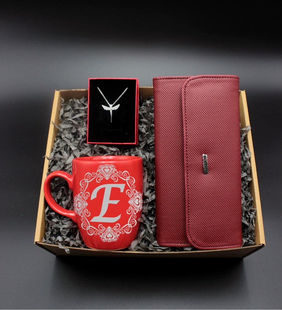 Sevgililer Gününe Özel, Kişiye Özel Baş Harf Baskılı Kırmızı Kupa & Gümüş Kaplama Melek Kolye & Kırmızı Kadın Cüzdanı Hediye Seti (Model 1)