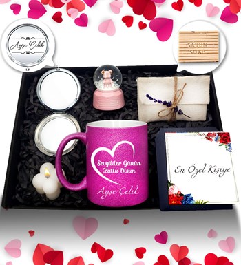 Sevgililer Günü Temalı Kişiye Özel Pembe Simli Kupa & Makyaj Aynası & Kar Küresi & Kesede Mini Sabun & Bubble Mum Hediye Seti