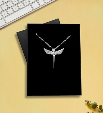 Mini Kasa İçerisinde Kişiye Özel Kırmızı Kupa & Çam Ağacı & Melek Kolye & Fular Hediye Seti