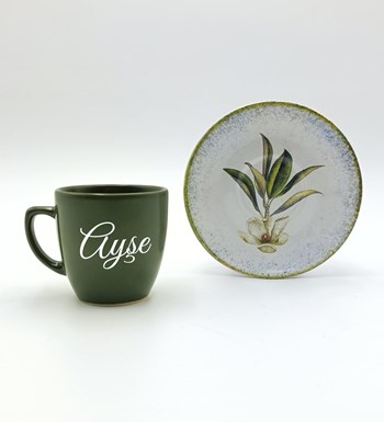 Kişiye Özel Haki Fincan & Çiçek Temalı Mum & El Kremi & Toka Hediye Seti