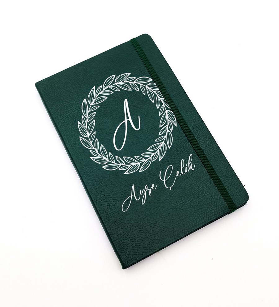 Kişiye Özel Yeşil Defter & Haki Kupa & Siyah Detaylı Beyaz Mum & Beyaz Kalem Hediye Seti