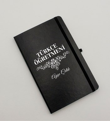 Öğretmenler Gününe Özel Tasarımlı İsim Soy İsimli Siyah Defter & Kişiye Özel Desenli Haki Fincan & Siyah Roller Kalem & Mehmet Efendi Türk Kahvesi Hediye Seti