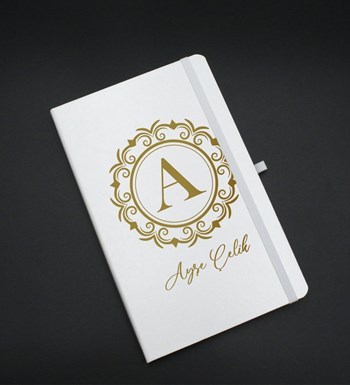 Kişiye Özel Beyaz Defter & Gold Kupa & Beyaz Kalem & Gold Metal Kutulu Mum Hediye Seti