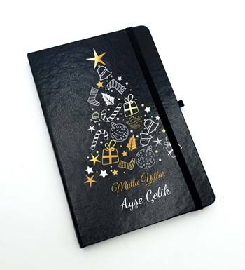 Kasa İçerisinde Çam Ağacı Mum & Kişiye Özel Siyah Defter & Kar Küresi & Kalem Hediye Seti