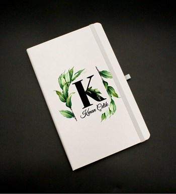 Öğretmenler Gününe Özel Kişiye Özel İsim Soyisimli Beyaz Defter & Beyaz Kupa & Kişiye Özel Kutusuyla Siyah Roller Kalem Hediye Seti