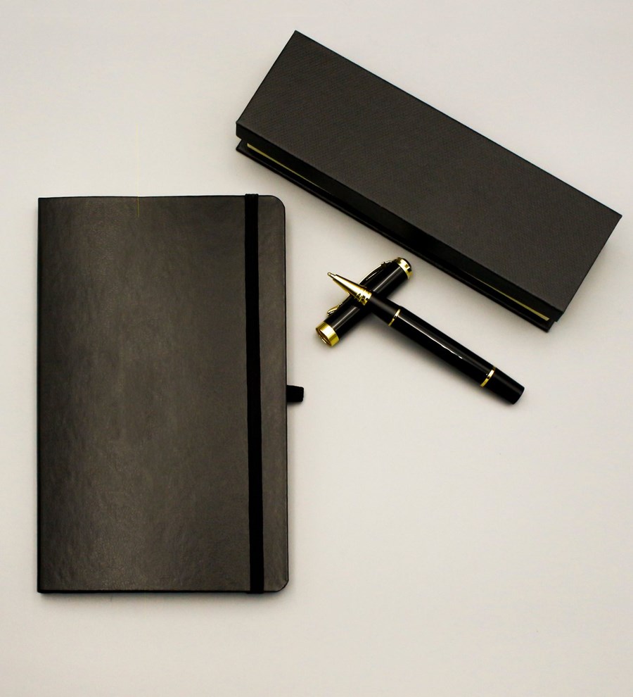 Siyah Defter & Özel Kutulu Roller Kalem Hediye Seti