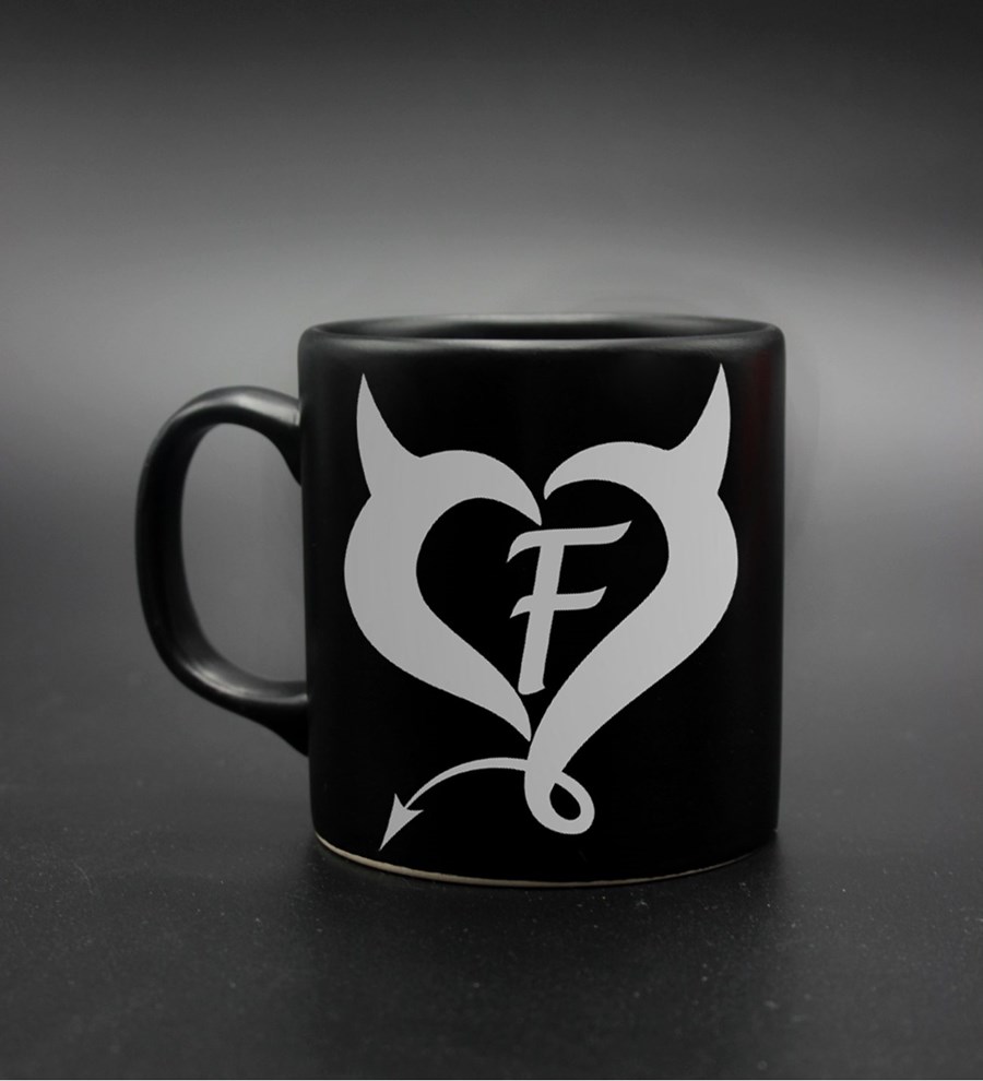 Sevgililer Gününe Özel H2O Kılıflı Cam Suluk& Kişiye Özel Gümüş Baş Harf ve Özel Kalp Tasarımlı Siyah Kupa & Cüzdan& Kemer Hediye Seti