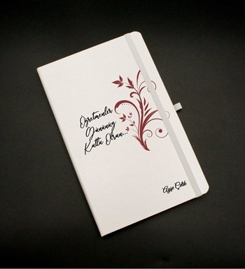 Öğretmenler Gününe Özel Tasarımlı İsim Soy İsimli Beyaz Defter & Desenli Pembe Fincan & Beyaz Roller Kalem & Mehmet Efendi Türk Kahvesi Hediye Seti