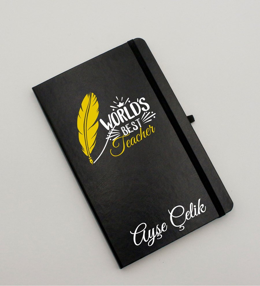 Öğretmenler Gününe Özel Tasarımlı World Best Teacher Temalı Beyaz Tişört & Siyah Defter & Siyah Kupa & Vanilla Latte Kahve Hediye Seti
