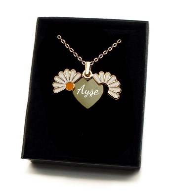 Kasa İçerisinde Sevgililer Günü Temalı Kişiye Özel Beyaz Kupa & Papatya Kolye & Çiçek Mum & Papatya Anahtarlık Hediye Seti