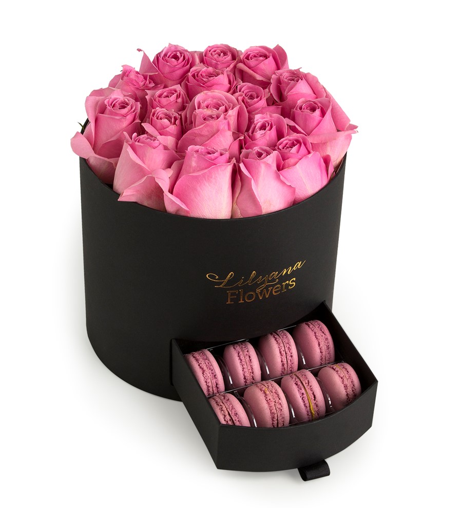 Yuvarlak Büyük Siyah Kutuda Macaronlu Pembe Gül