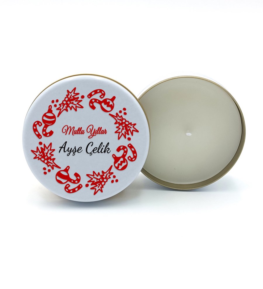 Mini Kasa İçerisinde Kişiye Özel Beyaz Kupa & Metal Kutulu Mum & Yılbaşı Çorabı Hediye Seti