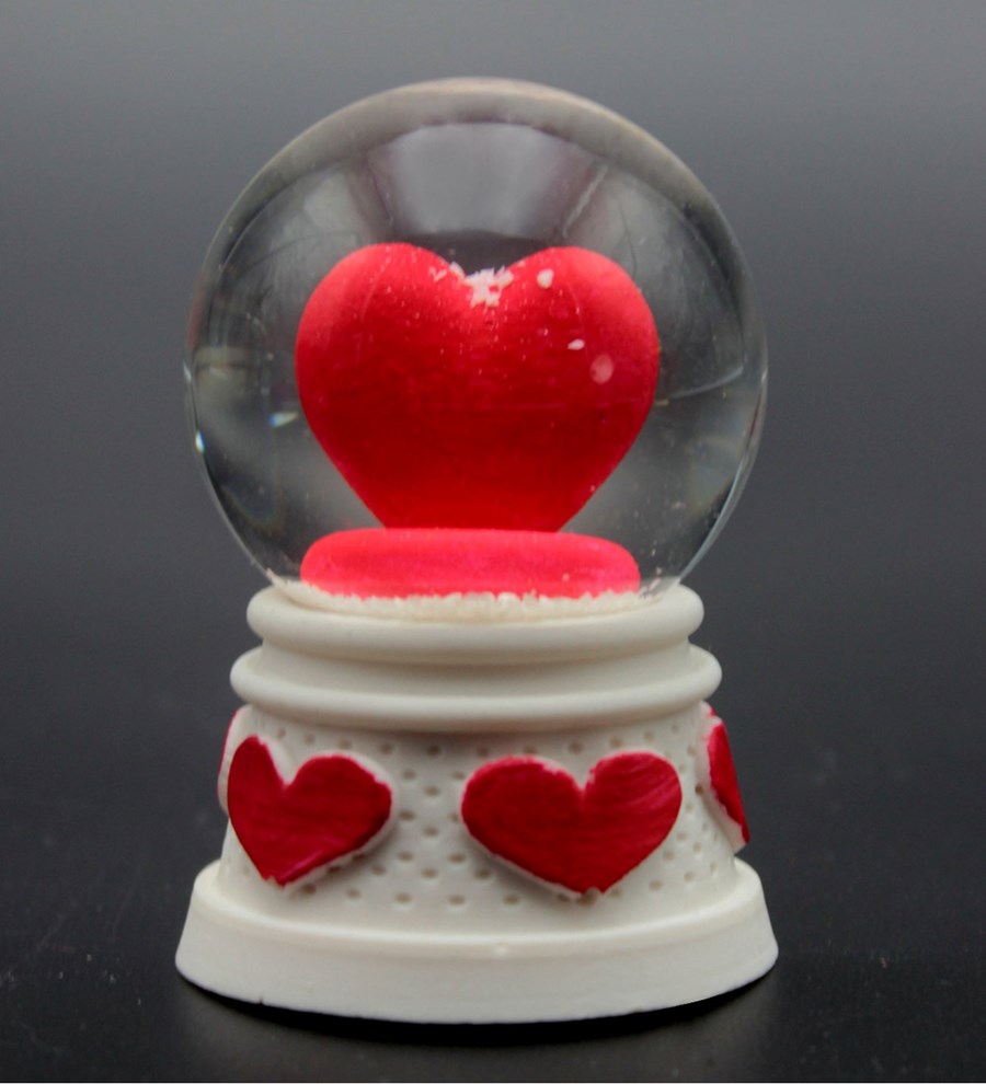 Sevgililer Gününe Özel, Kişiye Özel Kalp Baskılı Kırmızı Kupa & Kalpli Kar Küresi & Kırmızı Kadın Cüzdanı Hediye Seti (Model 2)