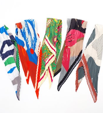 Sevgililer Günü Temalı Kişiye Özel Beyaz Kupa & Fular & Kalpli Anahtarlık & Çiçek Mum Hediye Seti