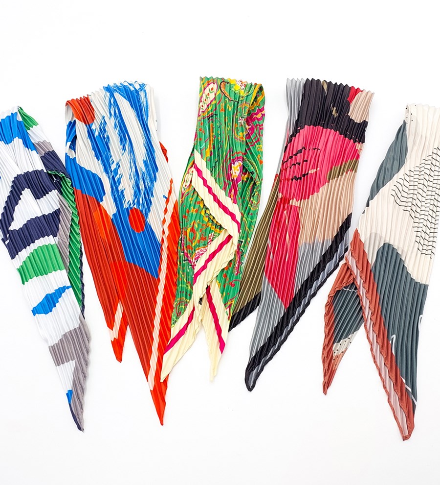 Sevgililer Günü Temalı Kişiye Özel Beyaz Kupa & Fular & Kalpli Anahtarlık & Çiçek Mum Hediye Seti