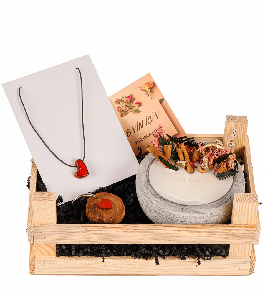 Kayıp Hazineler Soya Wax Mum, Keçe Kalpli Ahşap Anahtarlık ve Seramik Kalpli Kolye
