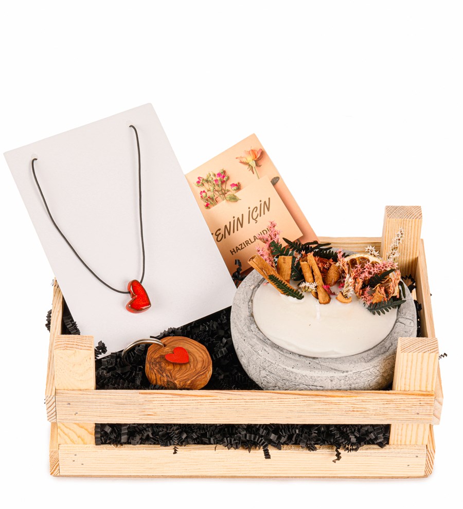 Kayıp Hazineler Soya Wax Mum, Keçe Kalpli Ahşap Anahtarlık ve Seramik Kalpli Kolye
