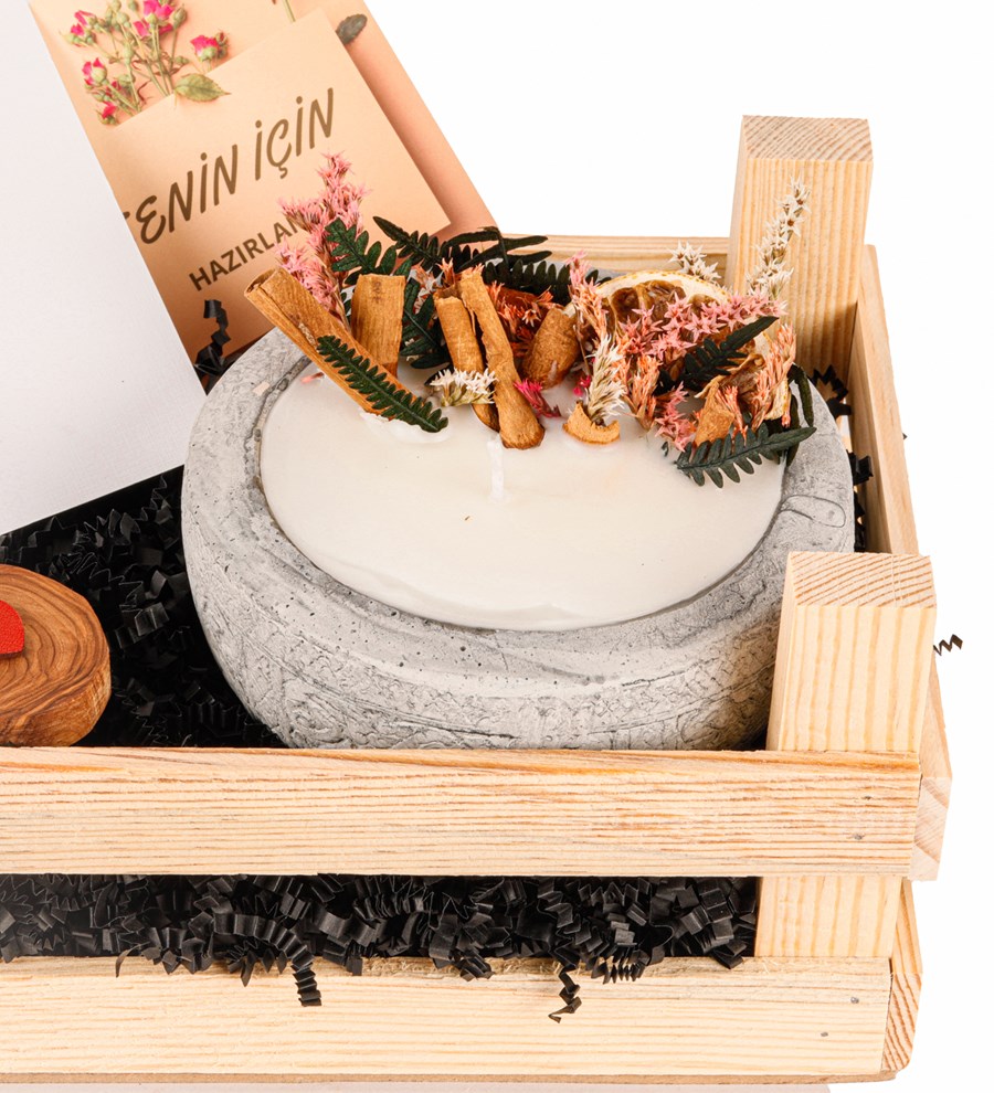 Kayıp Hazineler Soya Wax Mum, Keçe Kalpli Ahşap Anahtarlık ve Seramik Kalpli Kolye