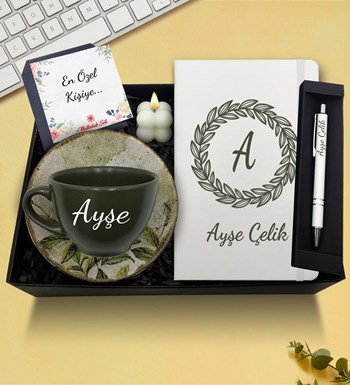 Lilyana Flowers - Kişiye Özel Mavi Defter & Mavi Çay Fincanı & Beyaz Kalem & Bubble Mum Hediye Seti