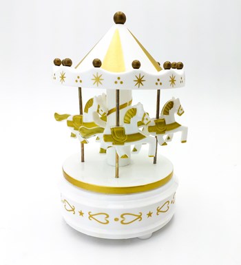 Kasa İçerisinde Kişiye Özel Beyaz Kupa & Atlı Karınca Müzik Kutusu & Papatya Anahtarlık Hediye Seti