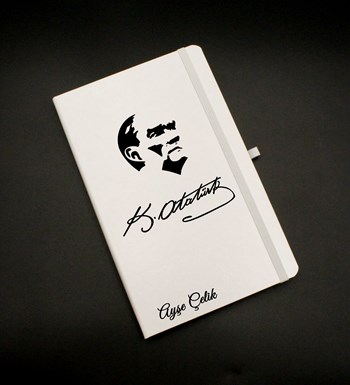 Lilyana Flowers - Kişiye Özel İsim Soyisimli  Atatürk Tasarımlı Beyaz Defter & Siyah Kupa & Beyaz Roller Kalem Hediye Seti