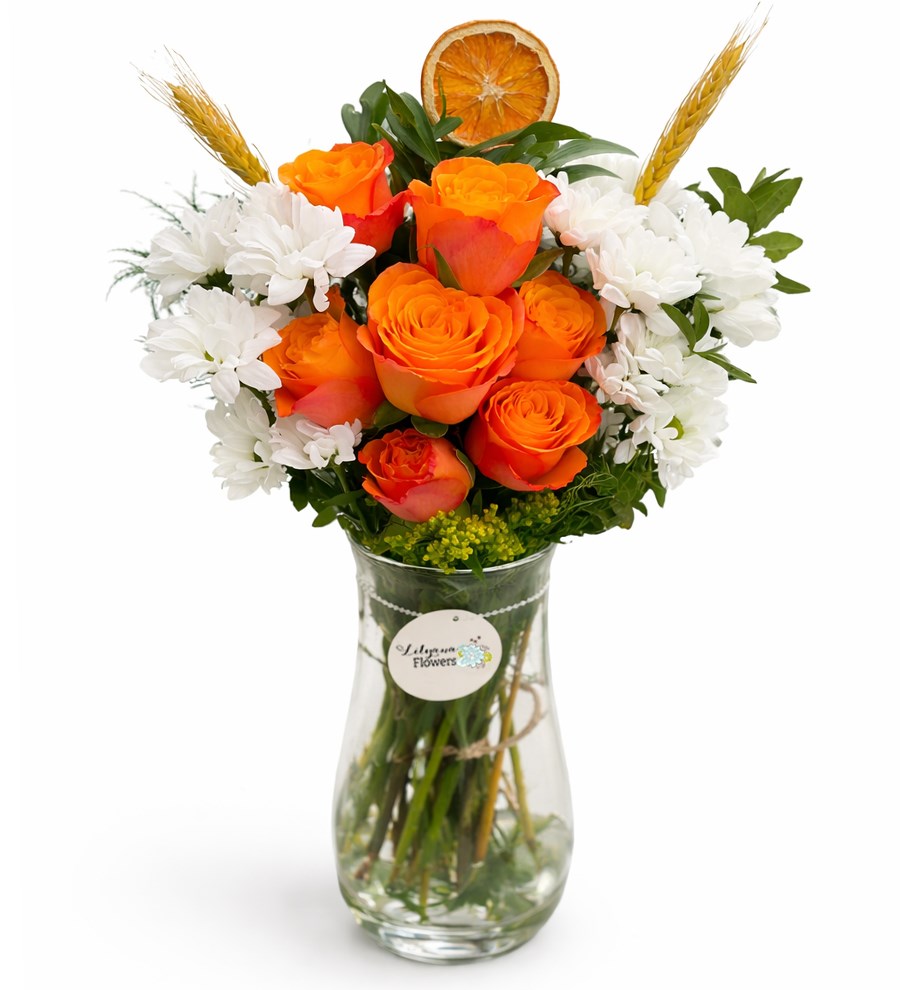 Vazoda Turuncu Güller ve Beyaz Papatya
