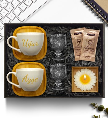 Lilyana Flowers - Bambu Tabaklı Beyaz Fincan & İki Adet Kahve Yanı Cam Su Bardağı & Kokulu Sabun & 2 Adet Mehmet Efendi Türk Kahvesi Hediye Seti