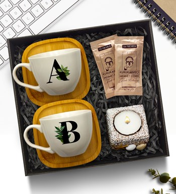Lilyana Flowers - Kişiye Özel Gold Detaylı Beyaz Fincan & Dekoratif Mum & Mehmet Efendi Türk Kahvesi Hediye Seti